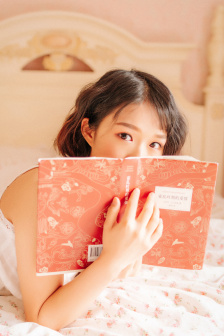 美女脱精光让男人桶摸扎下面